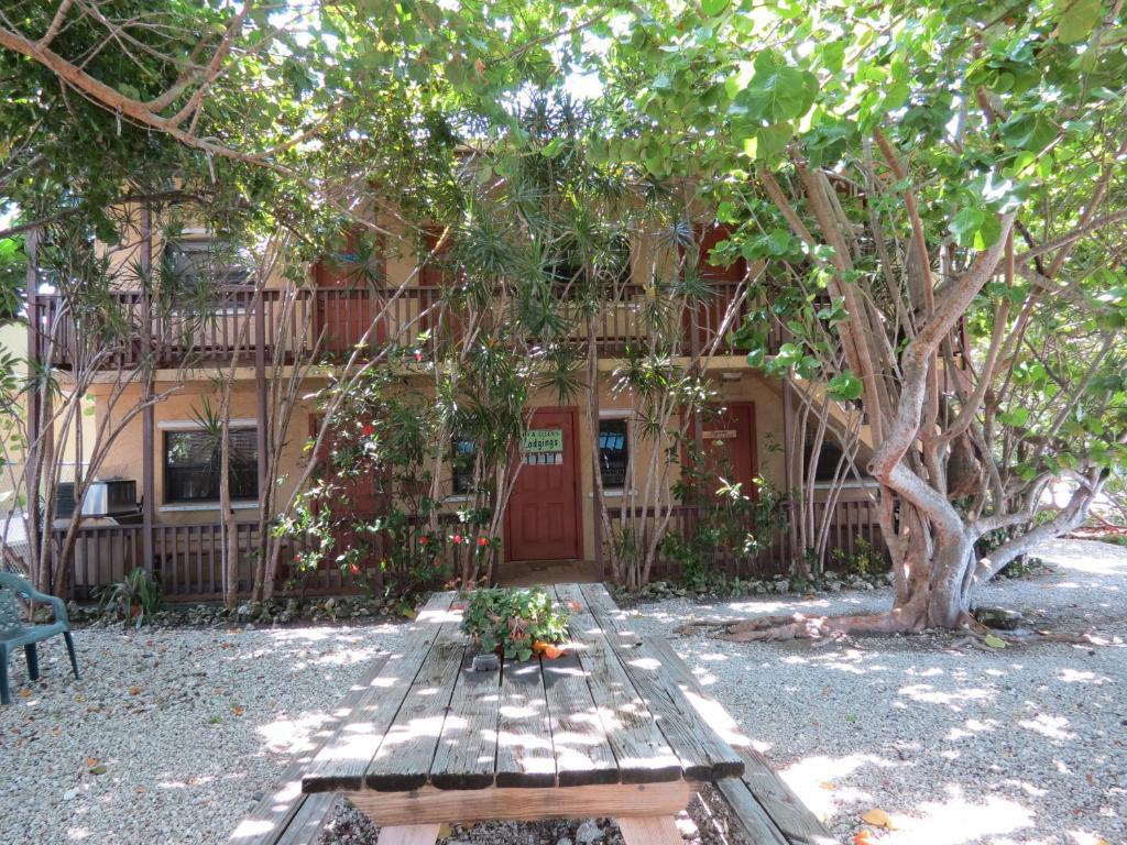 موتيل Ed & Ellen'S Lodgings كي لارغو المظهر الخارجي الصورة